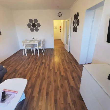 Cozy & Spacious With Balcony 아파트