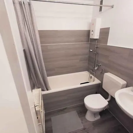 Cozy & Spacious With Balcony 아파트 *