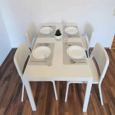 Cozy & Spacious With Balcony 아파트