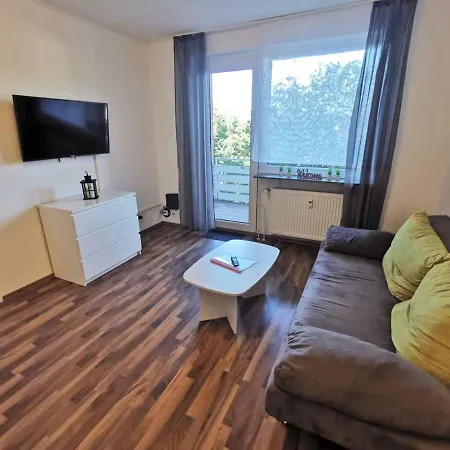 Cozy & Spacious With Balcony 아파트