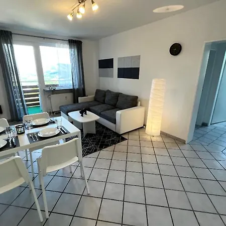 아파트 Cozy & Spacious With Balcony