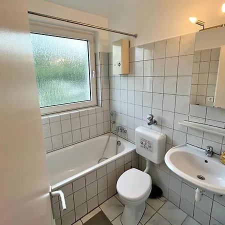 Cozy & Spacious With Balcony 아파트