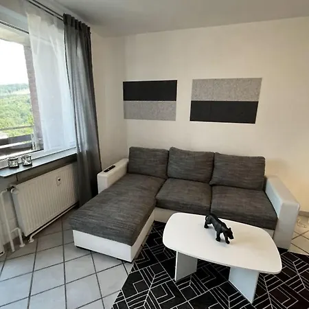 Cozy & Spacious With Balcony 아파트